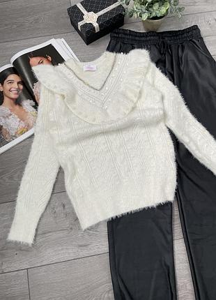 Пушиста кофта з декором