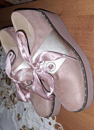 Туфлі на атласних шнурочках