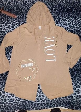 Женская рубашка с капюшоном.