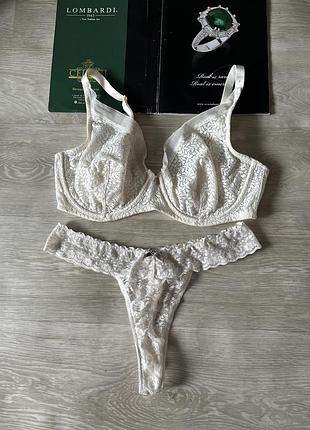 Красивый светлый бюстгальтер и трусы