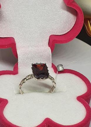 Каблучка срібло 925 проби з квадратним цирконом кольору гранат з ланцюгом