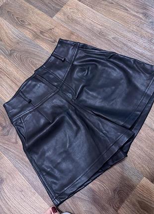Кожані жіночі чорні  шорти