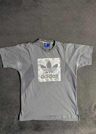 Футболка чоловіча adidas з принтом спереду