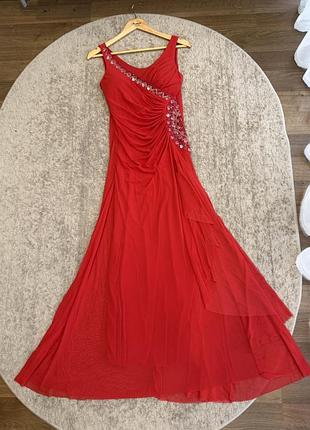 Червона довга вечірня сукня