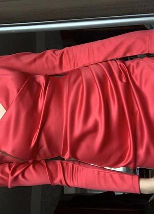 Червона атласна сукня з довгим рукавом