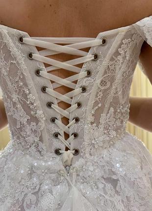 Весільний комплект-сукня mila nova, мереживна фата та взуття badgley mischka