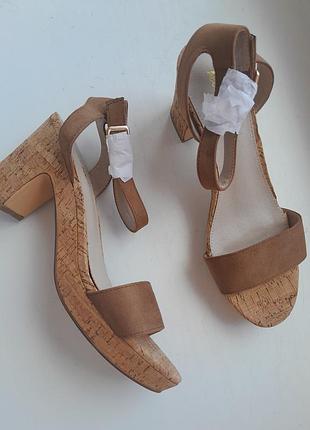 Босоножки 39р