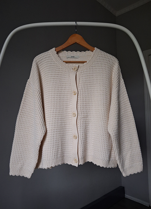Женский кардиган молочного цвета на пуговицах
