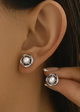 Сережки з перлами у формі квітки