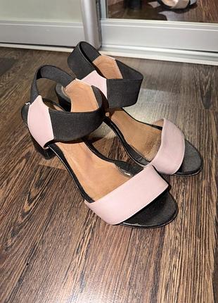 Босоніжки жіночі