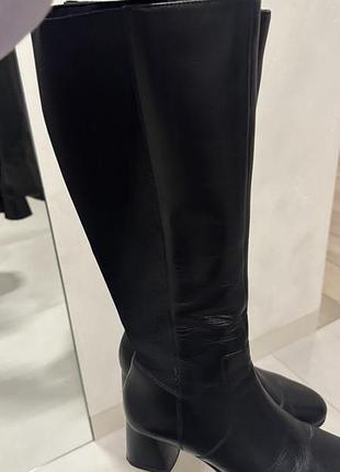 Высокие кожаные сапоги
