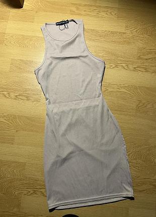 Приталена сукня щ вирізом на спині prettylittlething