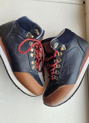 Справа, синие с красными шнурами, umbro, размер 36, стелька 23,3 см. сверху кожаные.