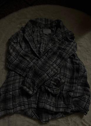 Стильная серая рубашка в клетку. очень приятная к телу, удобная, подойдет под джинсы и лосины. состояние идеальное, без пятен и повреждений. размер xs-s.