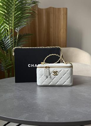 Вишукана жіноча сумочка в красивому білому кольорі