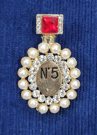 Брошь с стразами