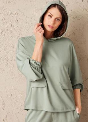 Жіночий костюм у м’ятному кольорі