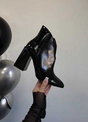 Элегантные демисезонные лаковые ботильоны на высоком каблуке маломерят
