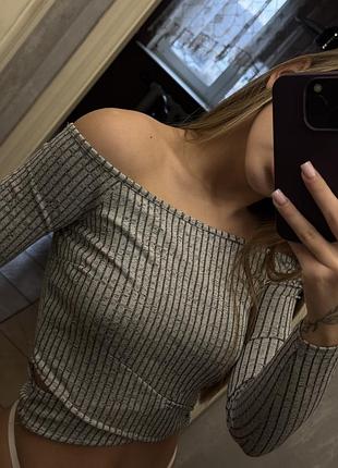 Сірий кроп-топ з відкритими плечима