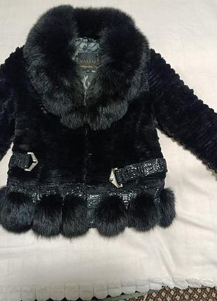 Полушубок из мутона, воротник, рукава и по низу окружаемый песцом