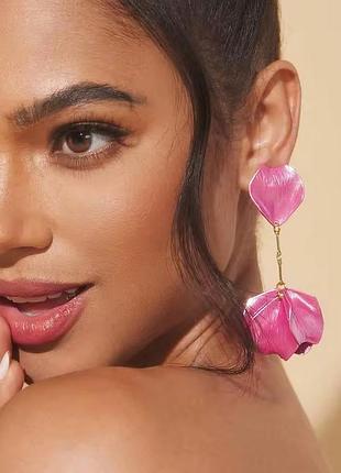 Серьги с большими элементами в форме лепестков