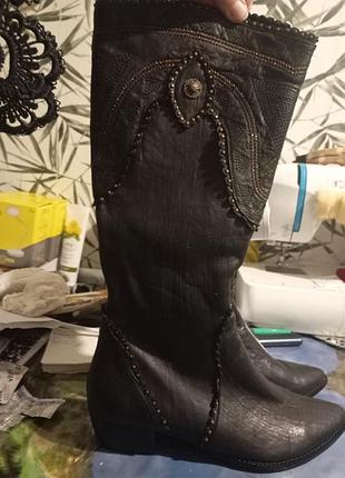 Сапожки на низком каблуке осенни очень хорошего качества