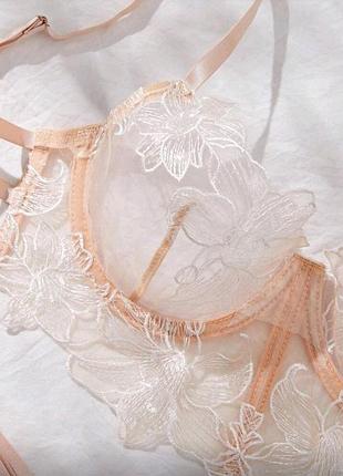 Кружевной комплект цвета шампань