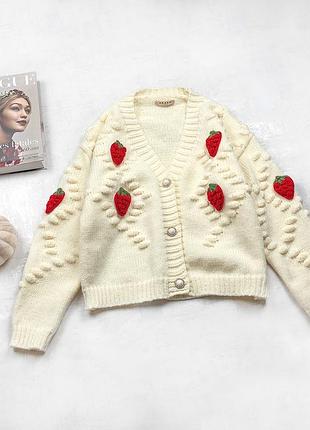 Жіночий обʼємний кардиган azara paris кольору айворі фігурною вʼязкою з обʼємними вʼязаними полуничками