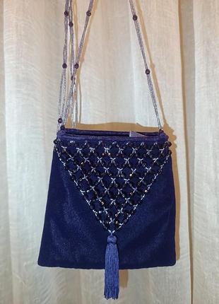 Оксамитова мінісумочка з намистинами та пензликом