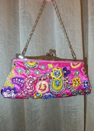 Яркая сумочка с вышивкой