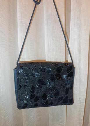 Віяярява сумочка з вишивкою бісером.