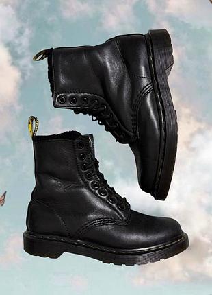 Оригинальные теплые кожаные зимние ботинки мартинсы с мехом