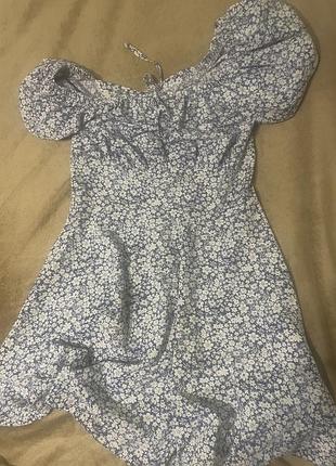 Літнє плаття у чудовому стані, розмір 46. легке та комфортне, довжина до колін. гарно сидить по фігурі, підійде як для повсякденних образів, так і для