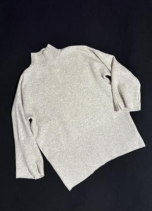 Теплий подовжений бежевий светр з вовною