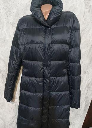 Женский удлиненный пуховик большого размера.