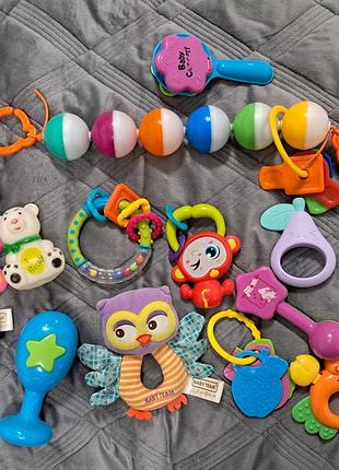 Набор игрушек для самых маленьких (грызунцы, погремушки).