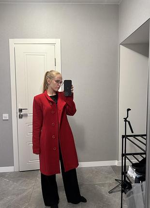 Красное пальто демисезонное (осень/зима).