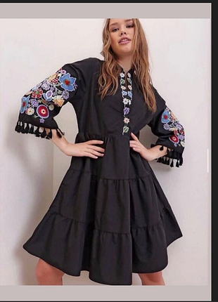 Платье черное с вышивкой мини р.44-46
