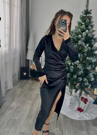 Бархатное приталенное платье миди с имитацией запаха с драпировкой с разрезом из переда