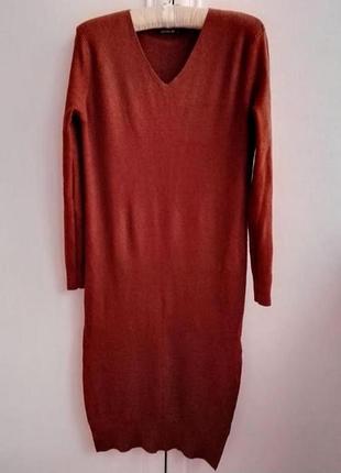 Теплое трикотажное платье с разрезами по бокам