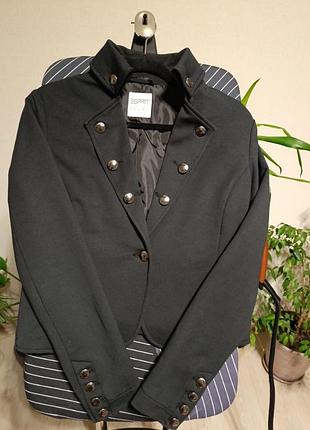 Жакет черный, трикотажный на подкладке.