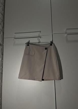 Бежева міні-спідниця зі складкою