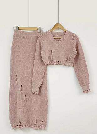 Стильный женский костюм с искусственными рваностями