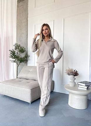 Теплий жіночий костюм зручний повсякденний.