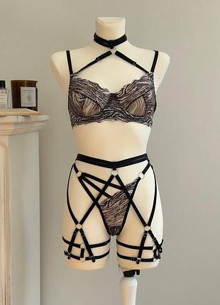 Неймовірний комплект білизни із принтованої італійської сіточки (бюст на кісточках + асиметричні трусики + пояс + гартери