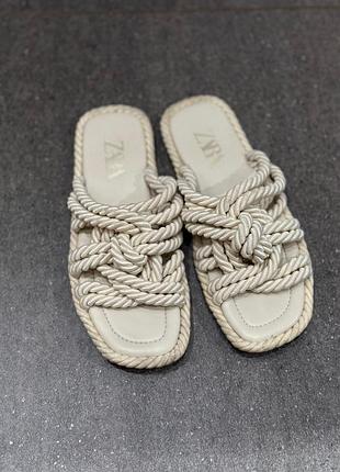 Плетені шльопанці zara