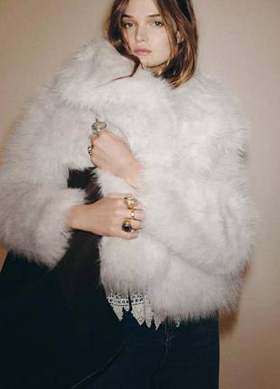 Шубка з еко-хутра zara. неймовірно м’яка, обʼємна та тепла шубка преміальної якості. дуже приємна до тіла, не колеться, виглядає дорого.