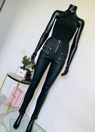 Prettylittlething черные брюки с молниями (размер uk 8)
