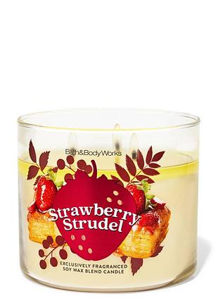 Ароматизована свічка strawberry strudel bath & body works