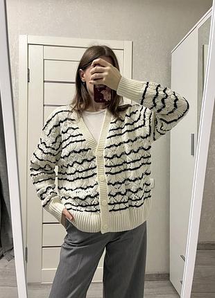 Жіночий вʼязаний кардиган оверсайз на гудзиках у смужку з вовною